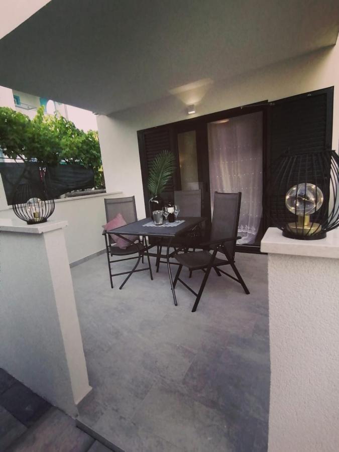Apartmani Zoric Vodice Ruang foto