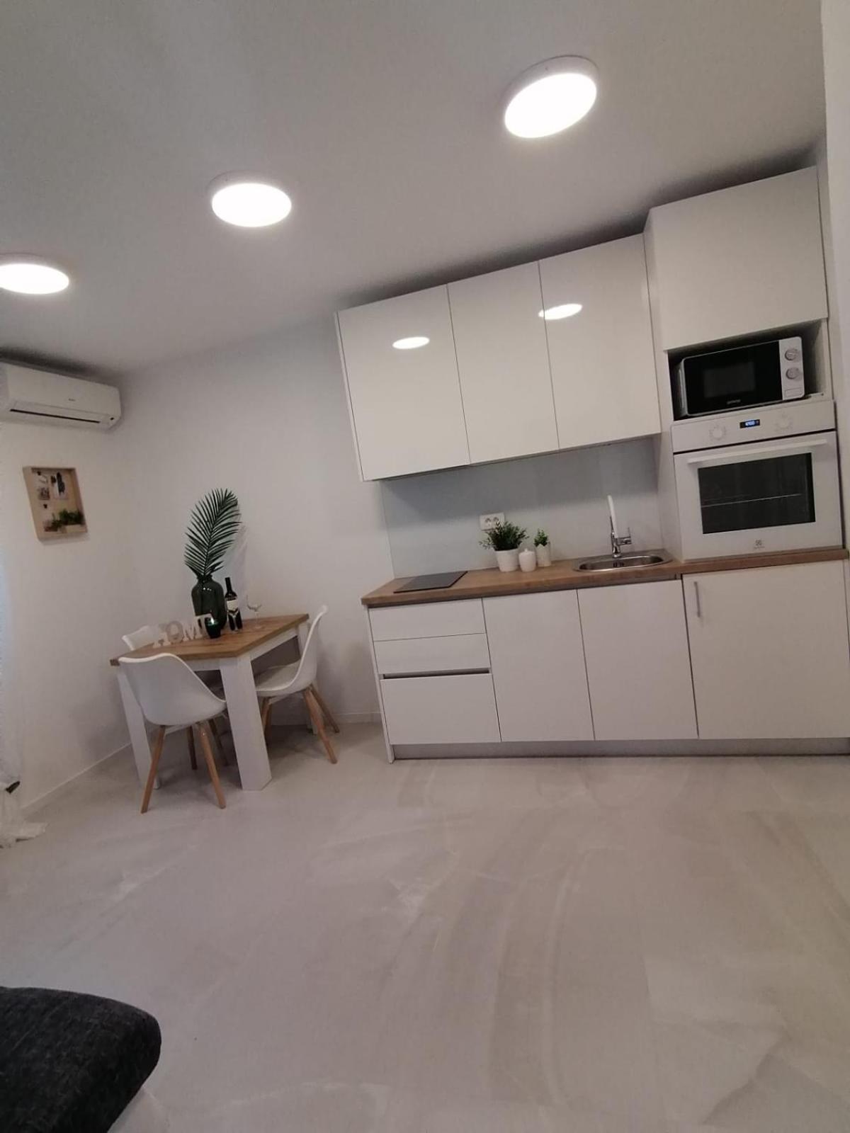 Apartmani Zoric Vodice Ruang foto