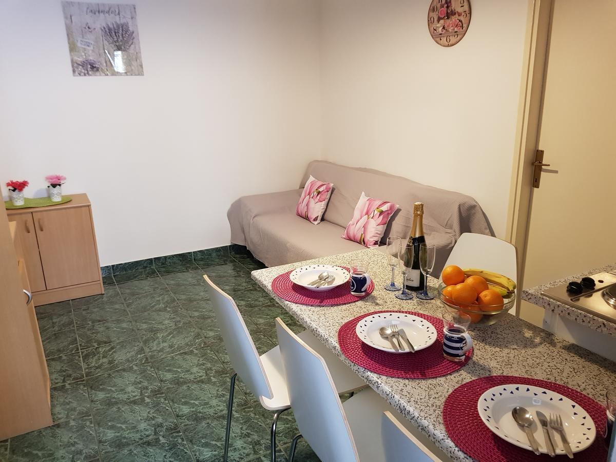 Apartmani Zoric Vodice Bagian luar foto