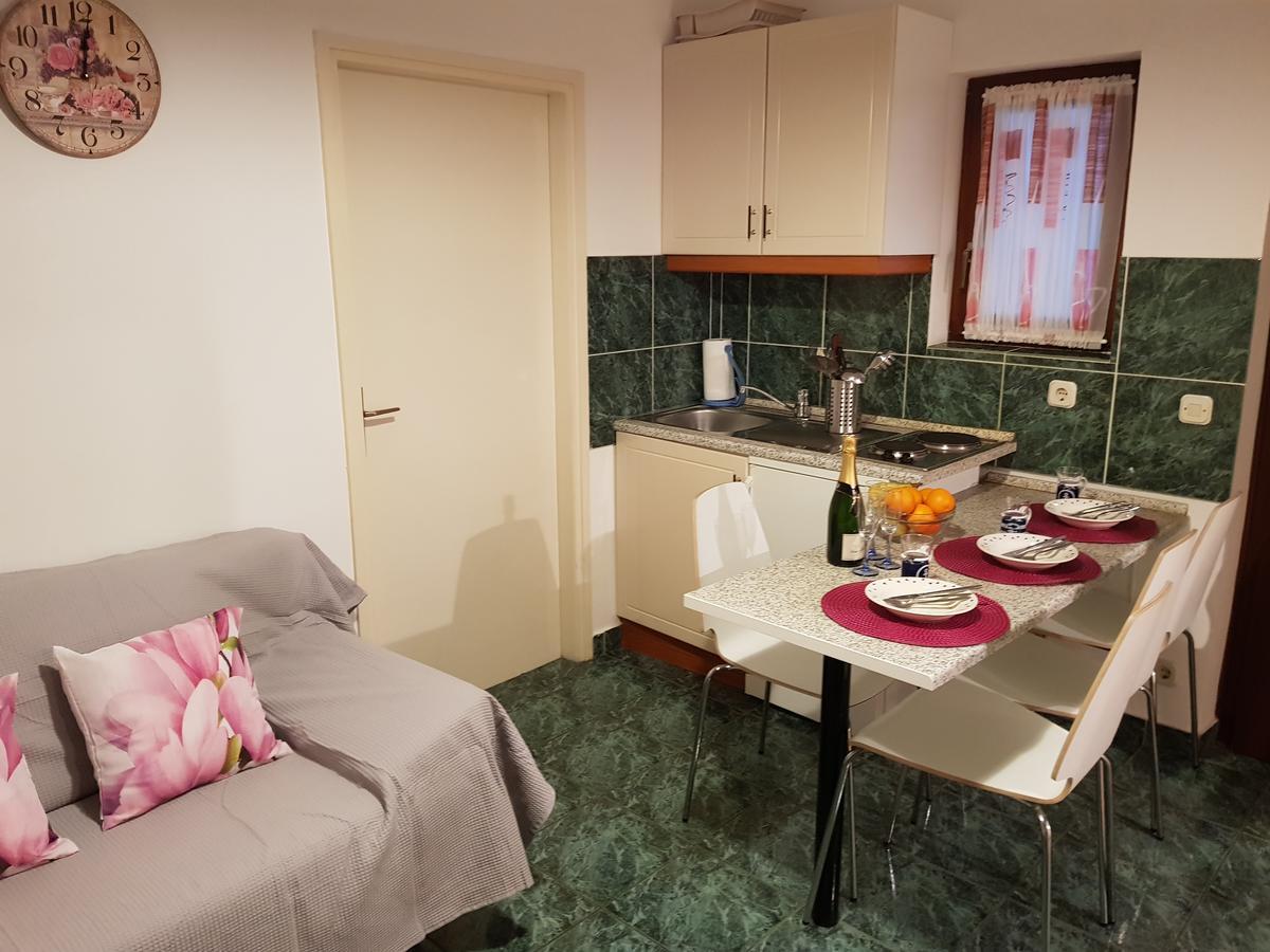 Apartmani Zoric Vodice Bagian luar foto