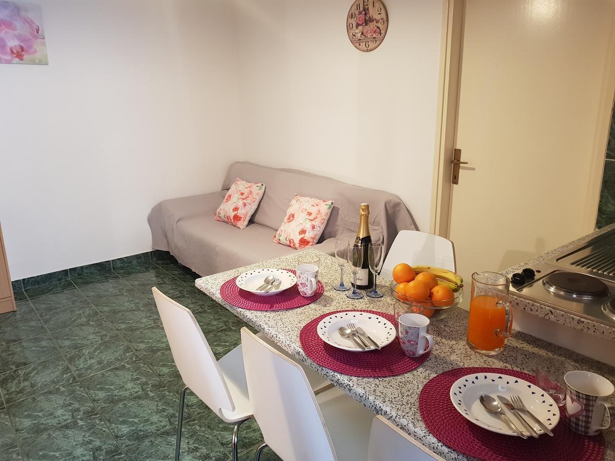 Apartmani Zoric Vodice Bagian luar foto